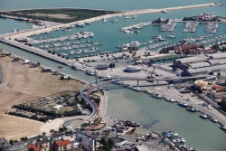 Pescara, arrivato il motopontone per il dragaggio del porto