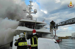 Yacht di 56 metri va a fuoco a Livorno