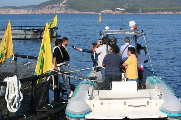 Pescatori s’incatenano per protesta in mare aperto a Alghero