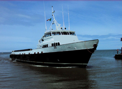 Nave appoggio urta la diga del porto di Ancona