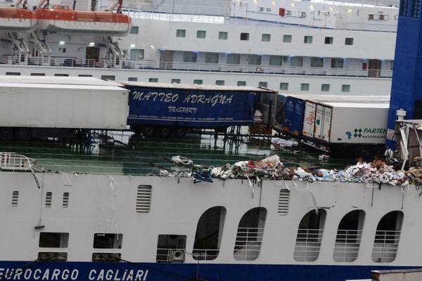 Maltempo: traghetto perde rimorchi in mare Sicilia