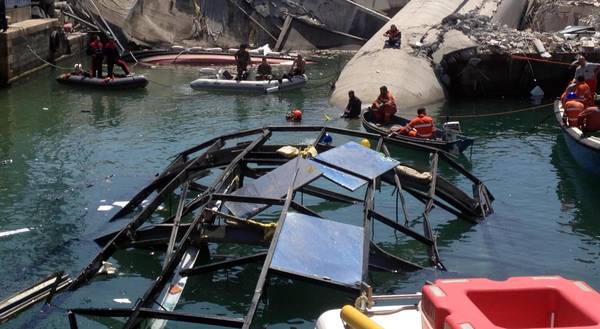 Nave contro torre a genova, 7 morti
