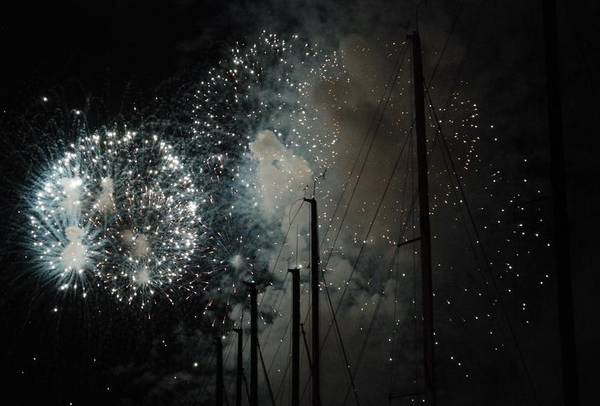 Vela: fuochi d’artificio dal porto, partita la giraglia