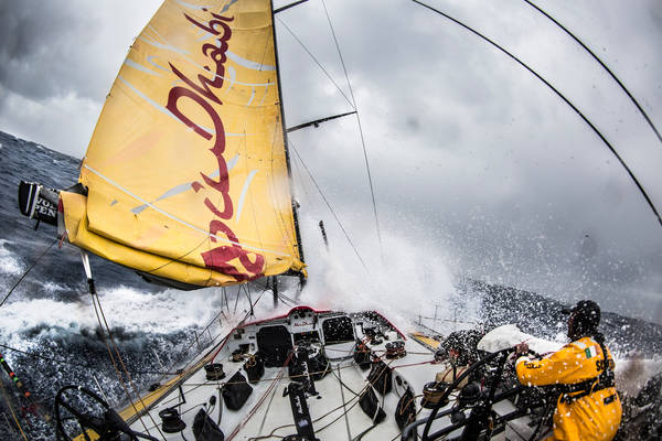 Vela: Volvo Ocean Race, notte di paura in oceano