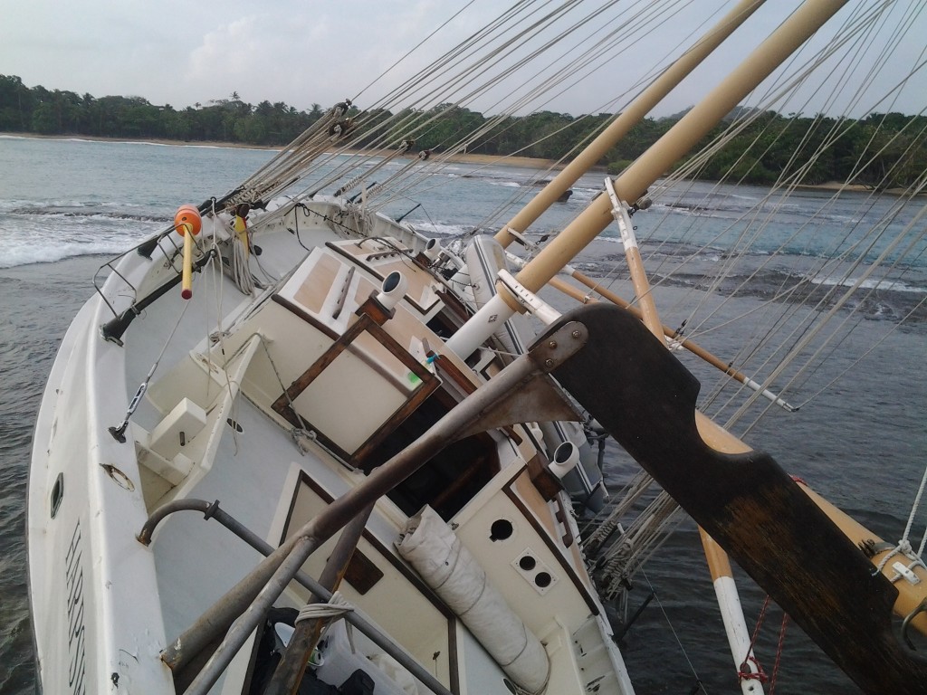 Time of Wonder naufraga sul reef a Panama