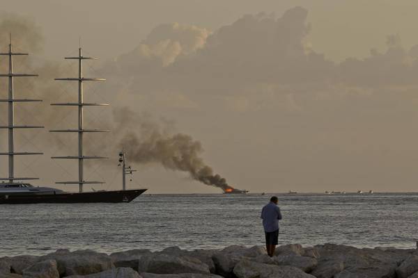 Yacht in fiamme a Napoli: è di De Laurentiis che era a bordo