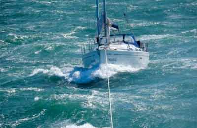 Bavaria 30 perde timone nel mare agitato e lancia il mayday