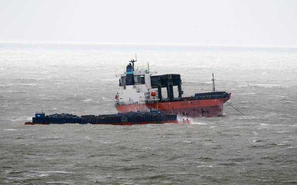 Tempesta sulla Manica, scontro tra un cargo e una chiatta